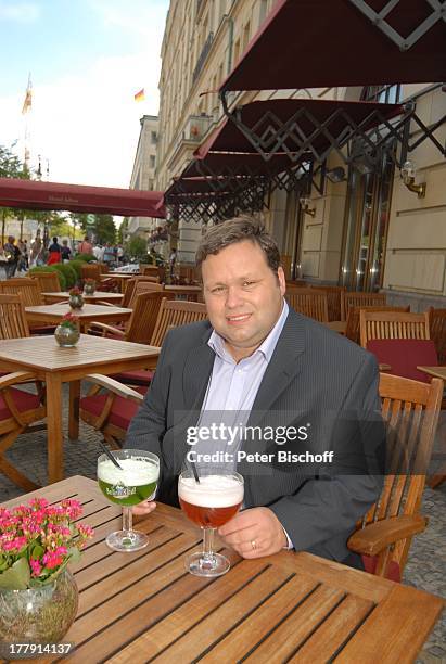 Paul Potts , Terrasse vom Hotel "Adlon", Berlin, Europa, privat, "Berliner Weiße mit Schuß", Bier, Alkohol, Zahn, Zähne, Anzug, Sieger, Sänger,...