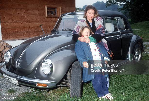 Elke Aberle , Tochter Maximiliane Anna , Besuch bei Tochter "Maxi" im städtischen Kinderheim, Müchen, Bayern, Deutschland, Europa, umarmen,...