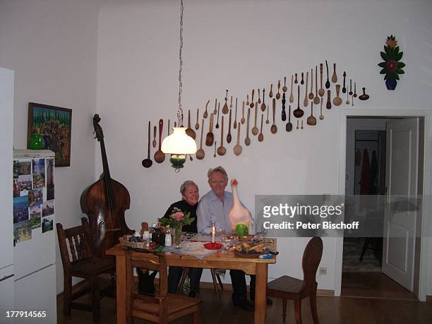 Gunnar Möller, Ehefrau Christiane Hammacher, Homestory, Berlin, Deutschland, Europa, Küche, Ehemann, Blumen-Strauß, Obst, Apfel, Cello, Getränk,...