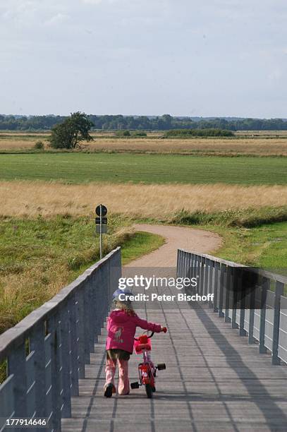 Brücke bei Melchers-Huette, Worpswede , Teufelsmoor, Niedersachsen, Deutschland, Europa, Künstlerkolonie, Künstlerdorf, Hamme, Wasser, Fluss, Kind,...
