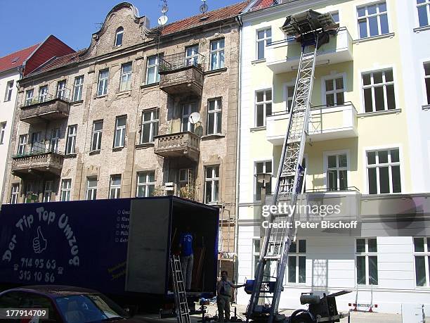 Umzugs-Team, Umzug von Gunnar Möller und Christiane Hammacher von M ü n c h e n nach Berlin, Homestory, Aufzug, Prenzlauer Berg , Deutschland,...