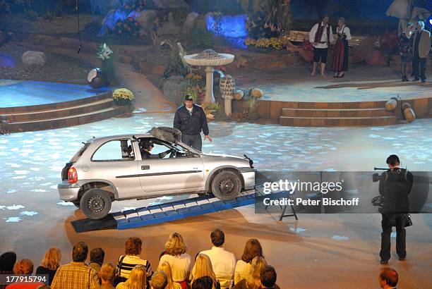 Florian Silbereisen , dahinter: Artist Jonny Traber, ARD-Musik-Show "Das Herbstfest der Volksmusik", Messehalle, Erfurt, Thüringen, Deutschland,...