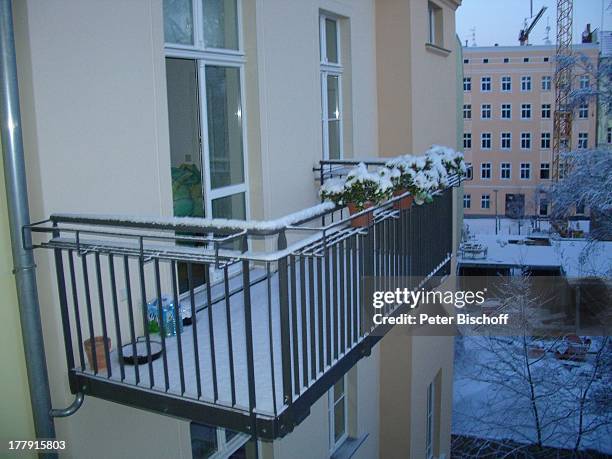 Balkon von Gunnar Möller und Christiane Hammacher, Homestory, Prenzlauer Berg , Berlin, Deutschland, Europa, Baustelle, Kran, Bauarbeiten, Schnee,...