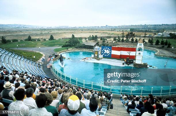 Trainer und Orca-Wal, Besucher, Vorstellung Meeresthemenpark "Seaworld Orlando", Florida, Nordamerika, USA, Zuschauer, Tier-Dressur, Flagge, "Stars...