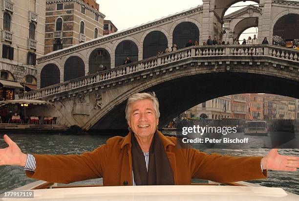 Christian Wolff , neben den Dreharbeiten zum ARD-Film "Für immer Venedig", "Venedig, Italien, Europa, "Rialto"-Brücke, Canale Grande, Kanal,...