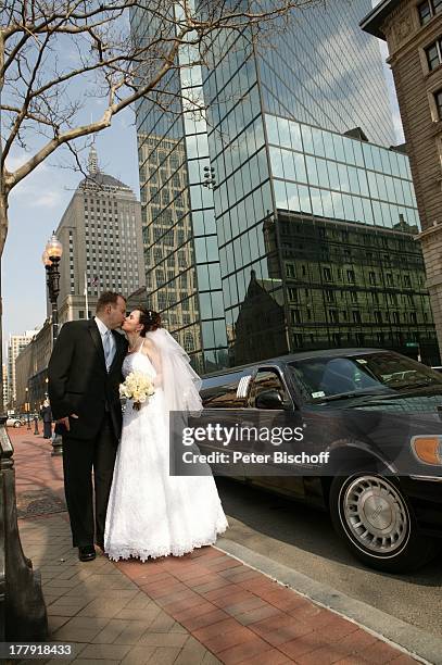 Alexander Nefedov-Skovitan , Ehefrau Anna Roche, Hochzeit, Boston, Massachusetts, Nordamerika, USA, Amerika, Wolkenkratzer, Kuss, Hochzeitskuss,...