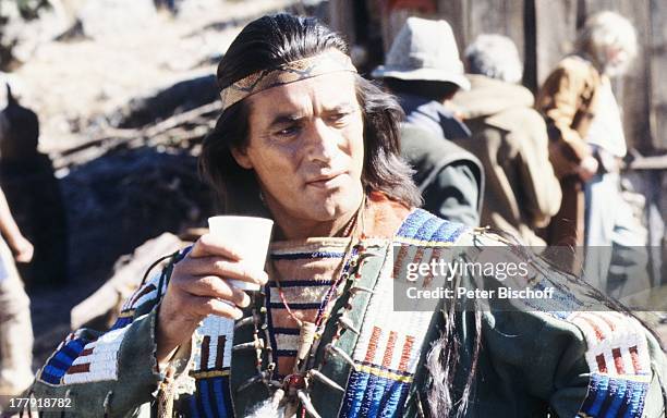 Pierre Brice , neben den Dreharbeiten zur ARD-Serie "Mein Freund Winnetou" vom französischen Fernsehen "Antenne 2", Folge 1 "Blut und Sand" Durango,...