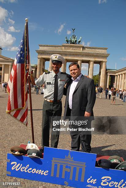 Paul Potts , amerikanischer Soldat, "Pariser Platz", vor Brandenburger Tor, Berlin, Europa, privat, Anzug, Flagge, Fahne, amerikanische...