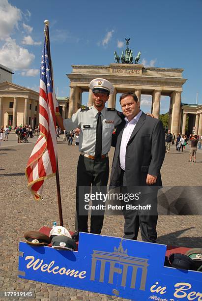 Paul Potts , amerikanischer Soldat, "Pariser Platz", vor Brandenburger Tor, Berlin, Europa, privat, Anzug, Flagge, Fahne, amerikanische...