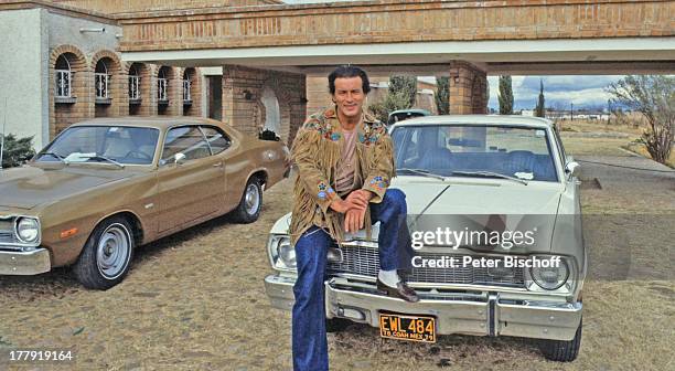 Pierre Brice, neben den Dreharbeiten zur ARD-Serie "Mein Freund Winnetou" vom französischen Fernsehen "Antenne 2", Folge 1 "Blut und Sand", Durango,...