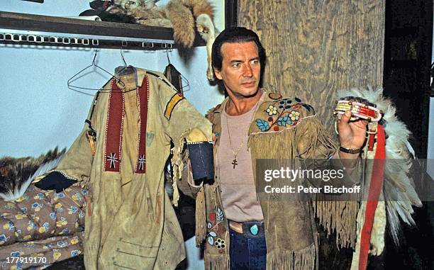 Pierre Brice, neben den Dreharbeiten zur ARD-Serie "Mein Freund Winnetou" vom französischen Fernsehen "Antenne 2", Folge 1 "Blut und Sand",...