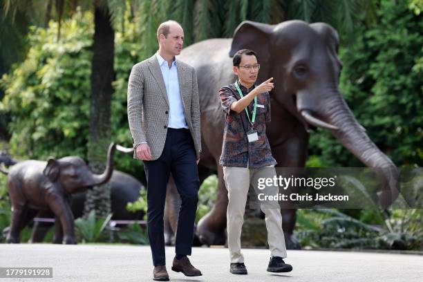 Prince William, Prince of Wales speaks with CEO of Gardens by the Bay, Felix Loh ahead of meeting 2023 Earthshot Prize Finalists at Gardens by the...