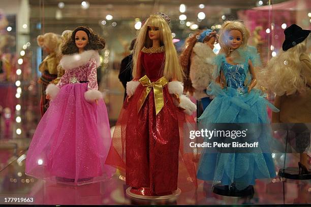 Barbie-Puppe , Jubiläum 50 Jahre "Barbie-Puppe", "Barbie"-Puppen-Ausstellung, Kaufhaus Karstadt, Bremen, Deutschland, Europa, Prinzessin, Mode,...