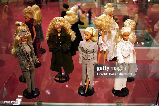 Barbie-Puppe , Jubiläum 50 Jahre "Barbie-Puppe", "Barbie"-Puppen-Ausstellung, Kaufhaus Karstadt, Bremen, Deutschland, Europa, Mode, Spielzeug,...