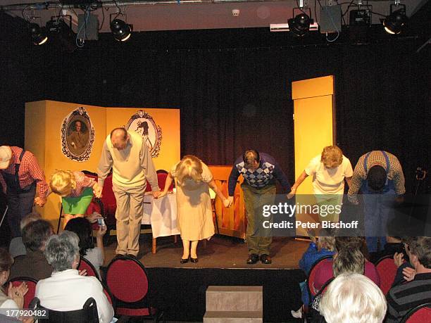 Dieter Klemz , Kim Seidler, Jörg Schlichtkrull, Martina Rüggebrecht, Klaus Nicola Holderbaum, Ingrid Waldau, Ralph H.B. Eckstein beim Schlußapplaus,...