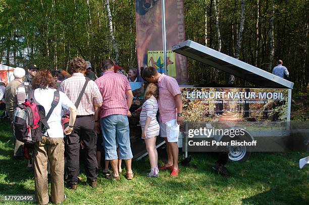 Kinder und Erwachsene am "Lernort-Natur-Mobil" beim Kinderfest, Am Waldrand, Ostereistedt, Niedersachsen, Deutschland, Europa, Ostern, Wald, Bäume,...