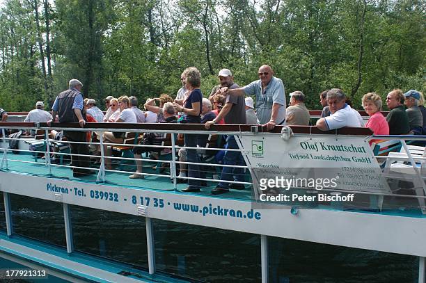 Touristen-Schiff "Fleesensee" auf Kanal zwischen P l a u e r S e e und F l e e s e n s e e, Mecklenburgische Seenplatte, Mecklenburg-Vorpommern,...