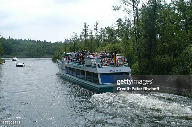 Touristen-Schiff "Fleesensee" auf Kanal zwischen P l a u e r S e e und F l e e s e n s e e, Mecklenburgische Seenplatte, Mecklenburg-Vorpommern,...