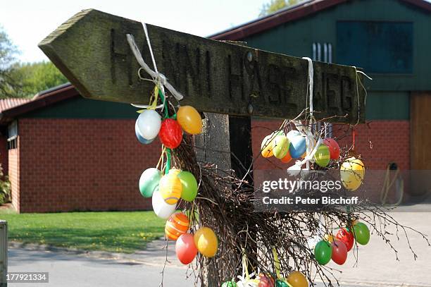 Sterlich geschmücktes Schild "Hanni Hase Weg", Ostereistedt, Niedersachsen, Deutschland, Europa, Ostern, Osterei, Ostereier, Reise,