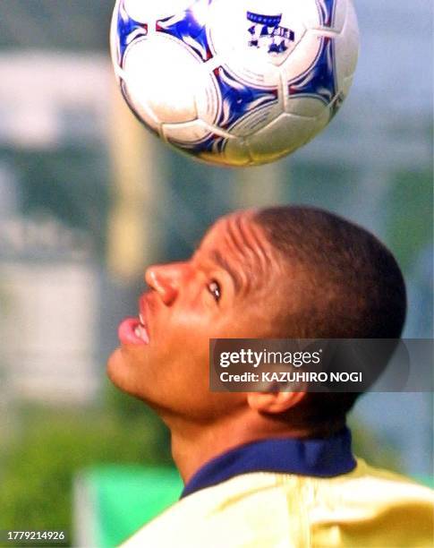 Brazilan player Dida practices with a ball during training before the Confederation Cup in Kashima, 100km north of Tokyo, 29 May 2001. Brazil will...