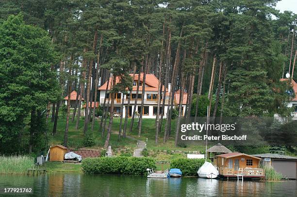 Ferienhaus am Kanal zwischen P l a u e r S e e und F l e e s e n s e e, Mecklenburgische Seenplatte, Mecklenburg-Vorpommern, Deutschland, Europa,...