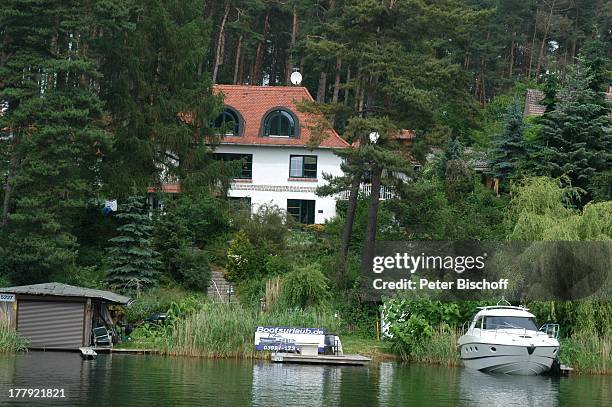 Ferienhaus am Kanal zwischen P l a u e r S e e und F l e e s e n s e e, Mecklenburgische Seenplatte, Mecklenburg-Vorpommern, Deutschland, Europa,...