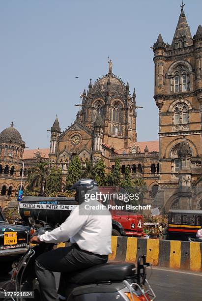 Einheimische, Hauptbahnhof "Central Railway" von Mumbai/Bombay, Bundesstaat Maharashtra, Stadt-Mitte, Indien, Asien, Außenansicht, Abgrenzung, Mofa,...