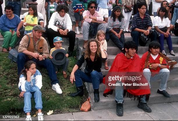 Heinz Hoenig , daneben Sohn Lukas , Tochter Paula , Ehefrau Simone , Einheimische, Urlaub, Quito, Ecuador, Südamerika, Mütze, Baseball-Kappe,...