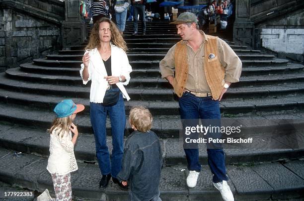 Heinz Hoenig, Ehefrau Simone , davor Sohn Lukas , Tochter Paula , Urlaub, Quito, Ecuador, Südamerika, Mütze, Familie, Schauspieler, ;