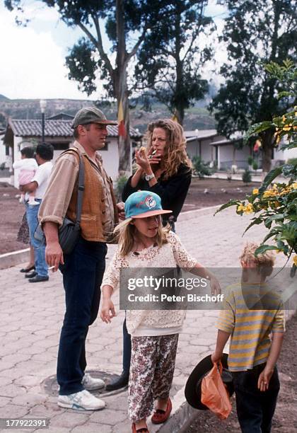 Heinz Hoenig, Ehefrau Simone , davor Sohn Lukas , Tochter Paula , Urlaub, Quito, Ecuador, Südamerika, rauchen, Mütze, Familie, Schauspieler, ;