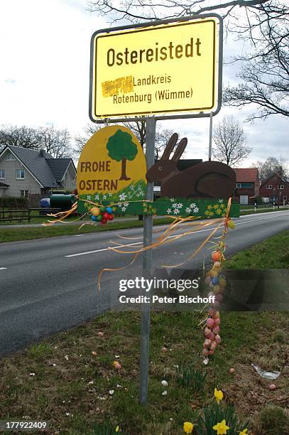 Sterlich geschmücktes Ortsschild von Ostereistedt , Niedersachsen, Deutschland, Europa, Ostern, Osterei, Ostereier, Reise,