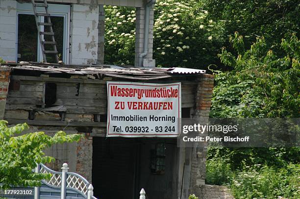 Werbebanner "Wassergrundstücke zu verkaufen - Immobilien Horning", an Baustelle, Insel Malchow, Mecklenburgische Seenplatte, Mecklenburg-Vorpommern,...