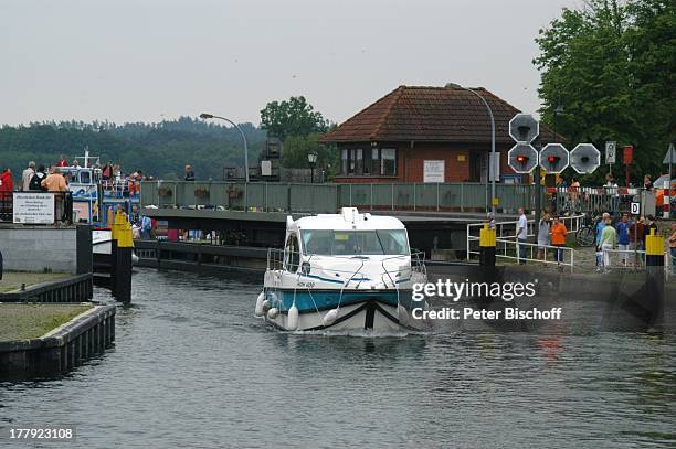 Yacht, Drehbrücke Malchow , Touristen-Schiff, Insel Malchow , Mecklenburgische Seenplatte, Mecklenburg-Vorpommern, Deutschland, Europa, Brücke,...