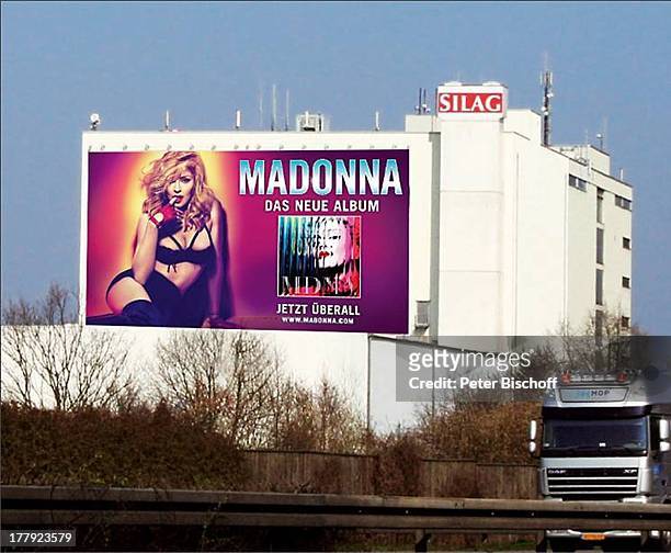 Madonna, sexy Werbe-Plakat für neues Album "MDNA" , an der Autobahn A3 Richtung Düsseldorf, Nordrhein-Westfalen, Deutschland, Europa, BH,...
