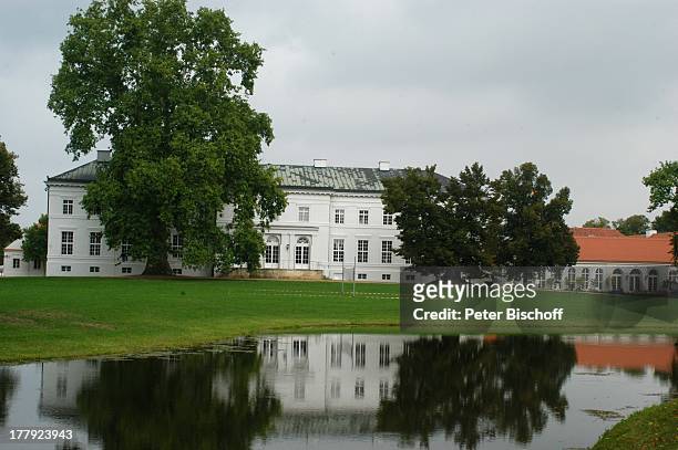 Schloss Neuhardenberg , Brandenburg, Deutschland, Europa, Sehenswürdigkeit, See, Baum, Wiese, Park, Volleyball-Netz, Flatterband rot-weiß,...