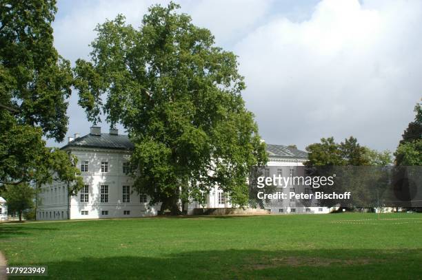 Schloss Neuhardenberg , Brandenburg, Deutschland, Europa, Sehenswürdigkeit, Baum, Wiese, Park, Volleyball-Netz, Flatterband rot-weiß, Architektur,...