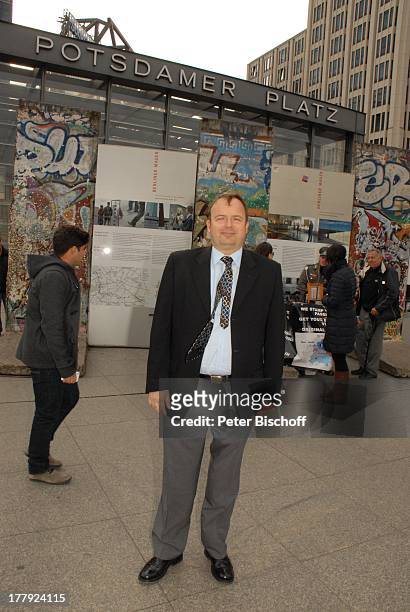 Alexander Nefedov , vor "Mauer" am Potsdamer Platz, Berlin, Deutschland, Europa,