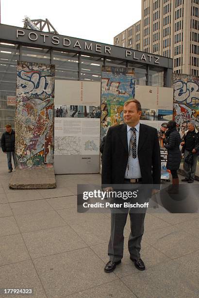 Alexander Nefedov , vor "Mauer" am Potsdamer Platz, Berlin, Deutschland, Europa,