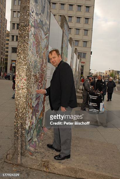 Alexander Nefedov , an "Mauer" am Potsdamer Platz, Berlin, Deutschland, Europa,