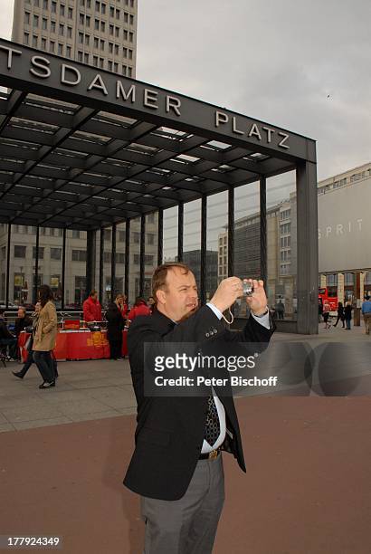 Alexander Nefedov , an "M a u e r" am Potsdamer Platz, Berlin, Deutschland, Europa, Kamera, fotografieren,