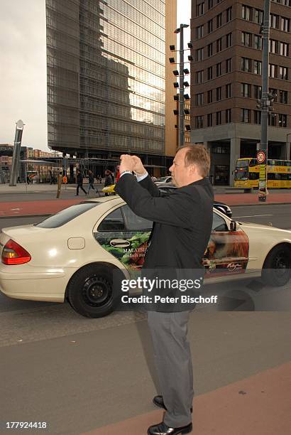 Alexander Nefedov , an "M a u e r" am Potsdamer Platz, Berlin, Deutschland, Europa, Kamera, fotografieren, Taxi,