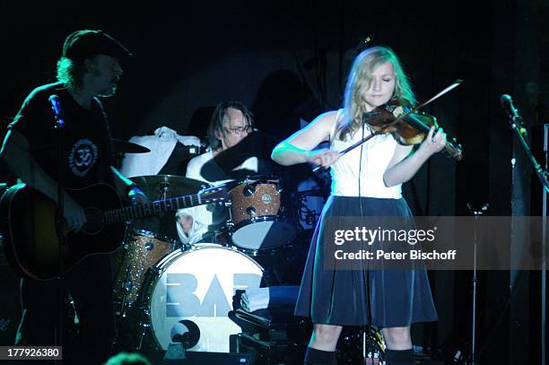 Wolfgang Niedecken mit Geigerin Anne de Wolff und Band, 2. Vor-Konzert der Tournee, "Music Hall", Künstlerdorf Worpswede, Niedersachsen, Deutschland,...