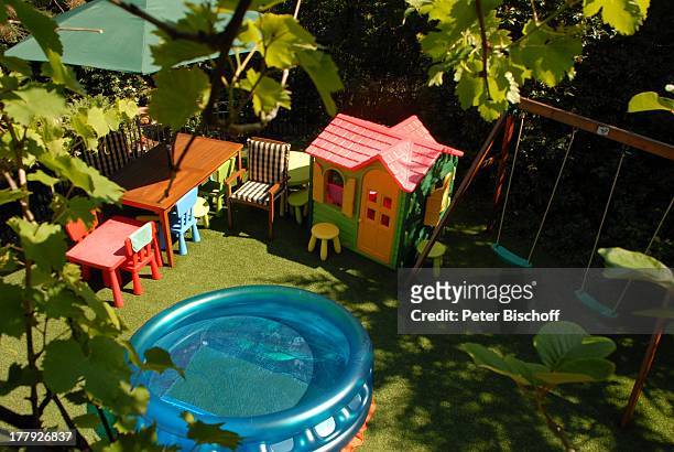 Blick von der Terrasse in Garten der Villa von K a r e l Go t t, Homestory, Prag, Tschechien, Europa, Schaukel, Spielhaus für Kinder, Swimmingpool,...