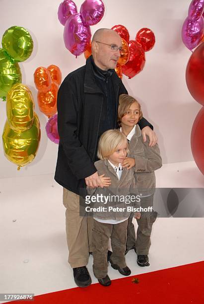 Phil Collins, Sohn Nicholas , Sohn Matthew , "Mickys Fantastisches Fest" zugunsten "Ein Herz für Kinder", "Disneyland Resort Paris", Walt Disney...