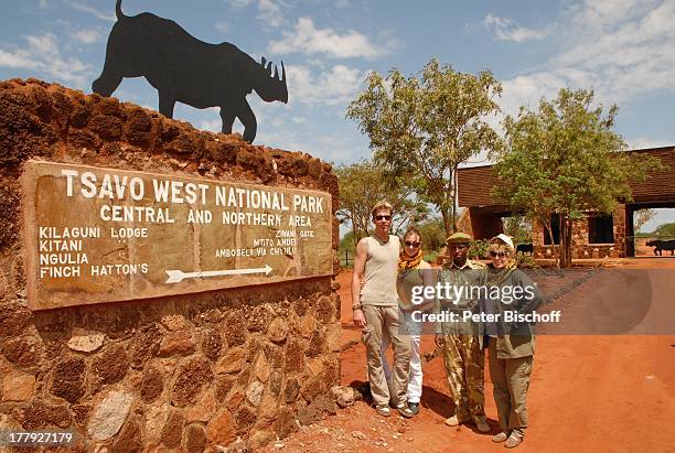 Christiane Krüger , Sohn Tim Krüger-Bockelmann, Verlobte Nina Langer , Park Ranger, Verlobungs-R e i s e, Eingang zum "Tsavo West Nationalpark" -...