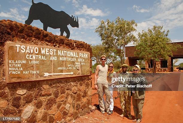 Christiane Krüger , Sohn Tim Krüger-Bockelmann, Verlobte Nina Langer , Park Ranger, Verlobungs-R e i s e, Eingang zum "Tsavo West Nationalpark" -...