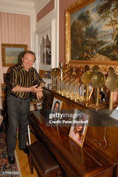Karel Gott , Prag, Tschechien, Europa, Homestory, Klavier mit Fotos seiner Töchter , Instrument, Musikinstrument, Tochter, Schlager-Sänger,