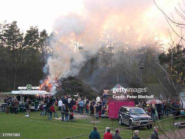 Einheimische, "Osterfeuer", Worpswede , Teufelsmoor, Niedersachsen, Deutschland, Europa, Künstlerkolonie, Künstlerdorf, Feuer, brennen, Tradition,...