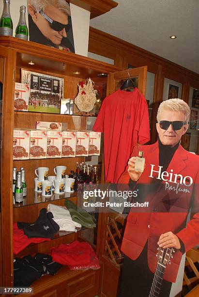 Verkaufs-Vitrine mit "Heinos Hasel-Nuss-Torte", Papp-Aufsteller mit Parfum-Werbung, "HEINO Rathaus-Caf", Bad Münstereifel, Nordrhein-Westfalen,...