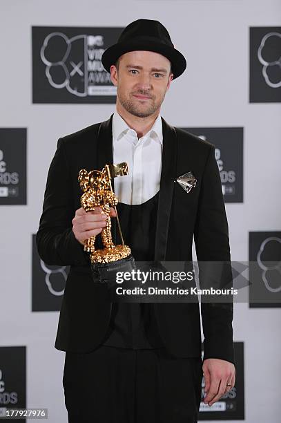 Justin Timberlake poses with Michael Jackson Video Vanguard Award in the press room at the 2013 MTV Video Music Awards at the Barclays Center on...